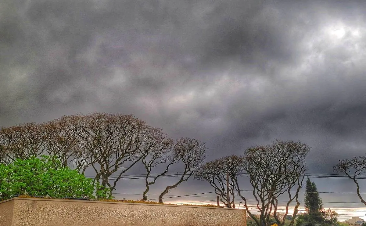 Imagem mostra o tempo fechado em Curitiba, com nuvens carregadas.