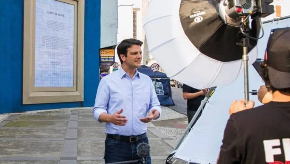 Imagem mostra um candidato gravando programa político no centro de Curitiba