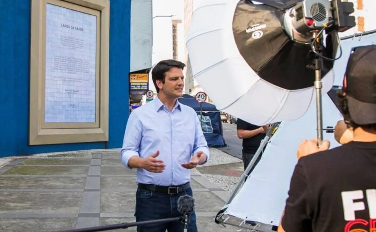 Imagem mostra um candidato gravando programa político no centro de Curitiba