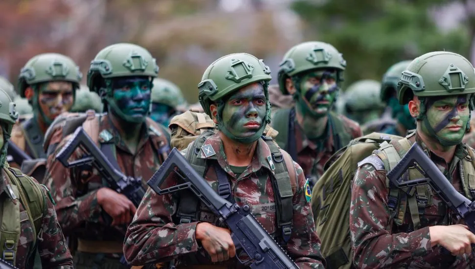 Soldados do exército, com pintura camuflada no rosto, no desfile de Sete de Setembro.