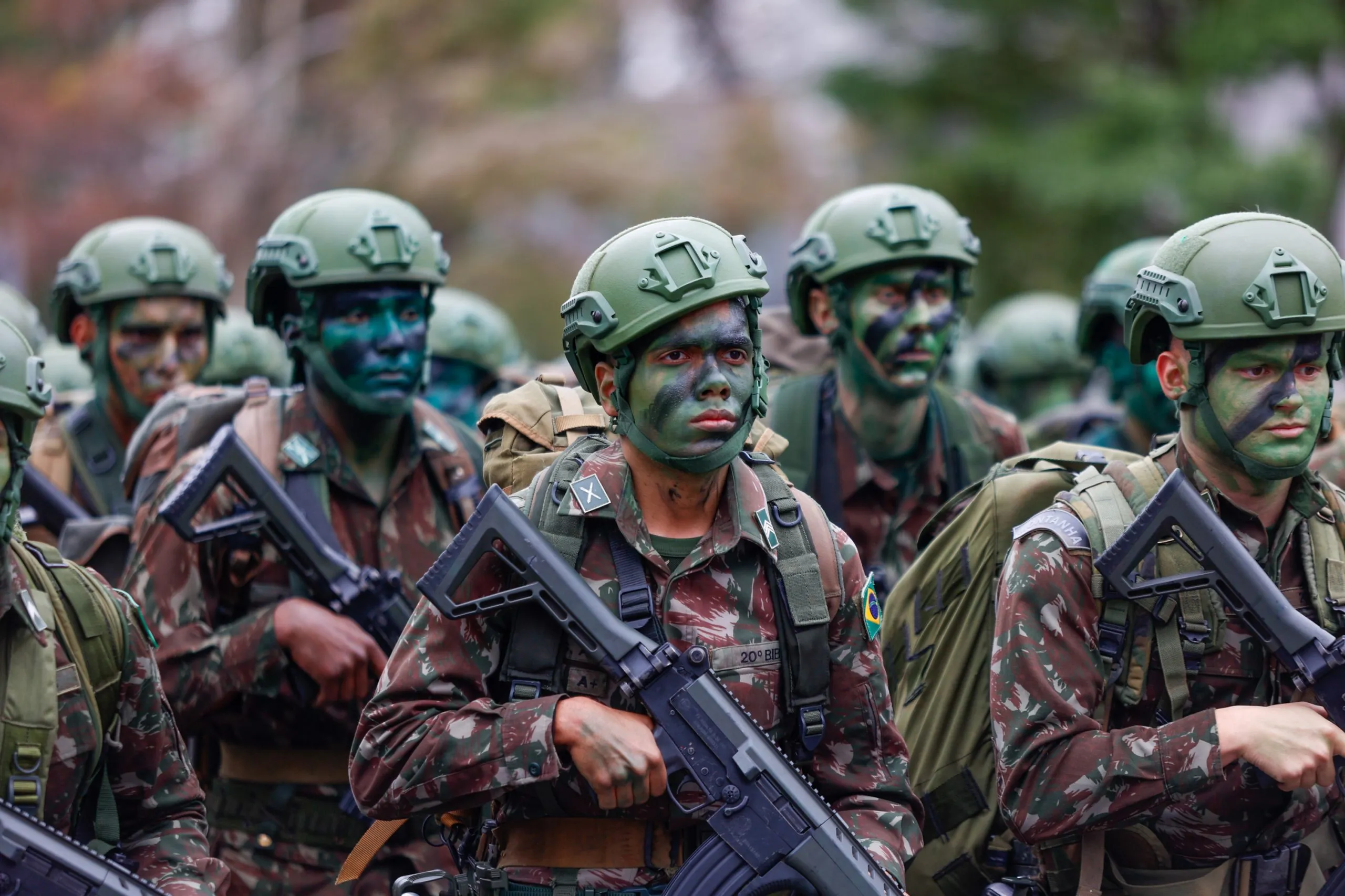 Soldados do exército, com pintura camuflada no rosto, no desfile de Sete de Setembro.