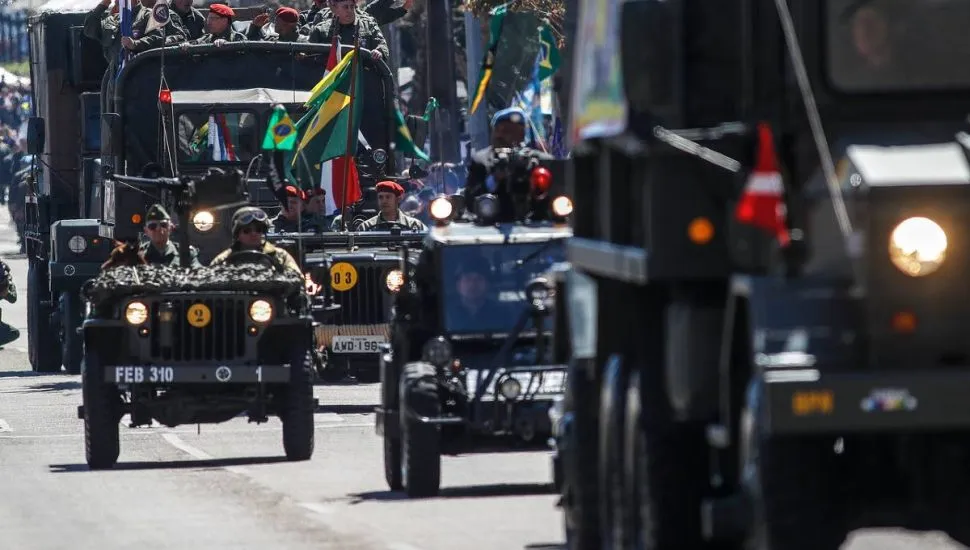 Imagem mostra cenas de um desfile de sete de setembro em Curitiba, com jipes e caminhões do exército