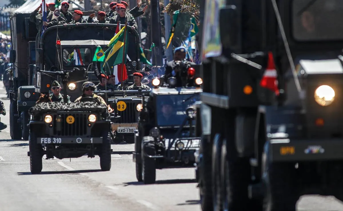 Imagem mostra cenas de um desfile de sete de setembro em Curitiba, com jipes e caminhões do exército