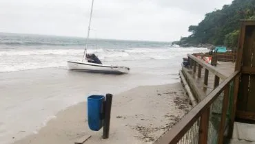 Veleiro com três pessoas naufraga em ilha paradisíaca do Paraná