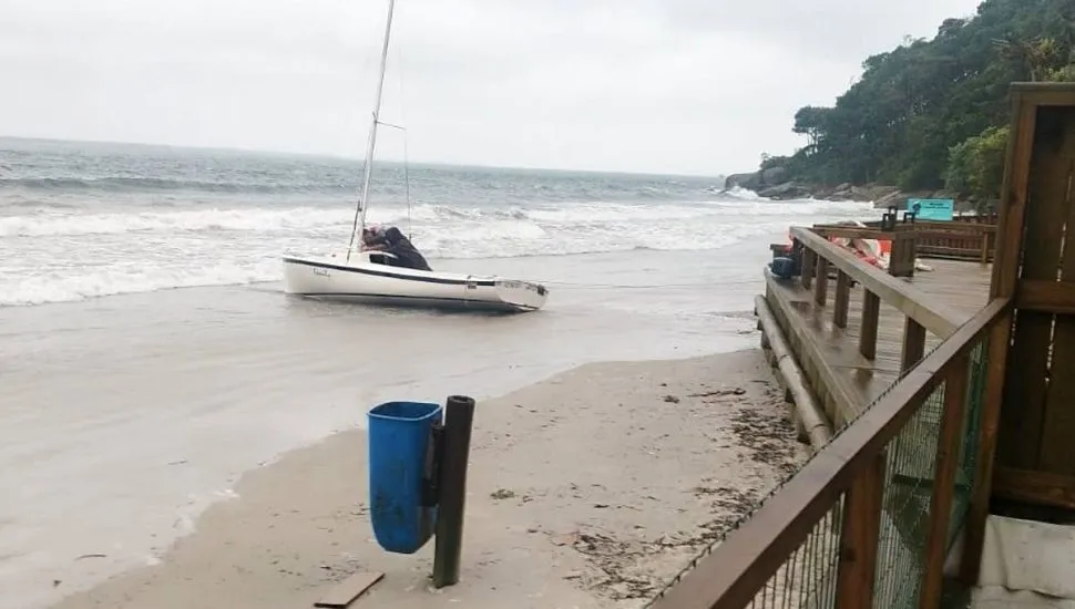 Imagem mostra um veleiro que naufragou na ilha do Mel.