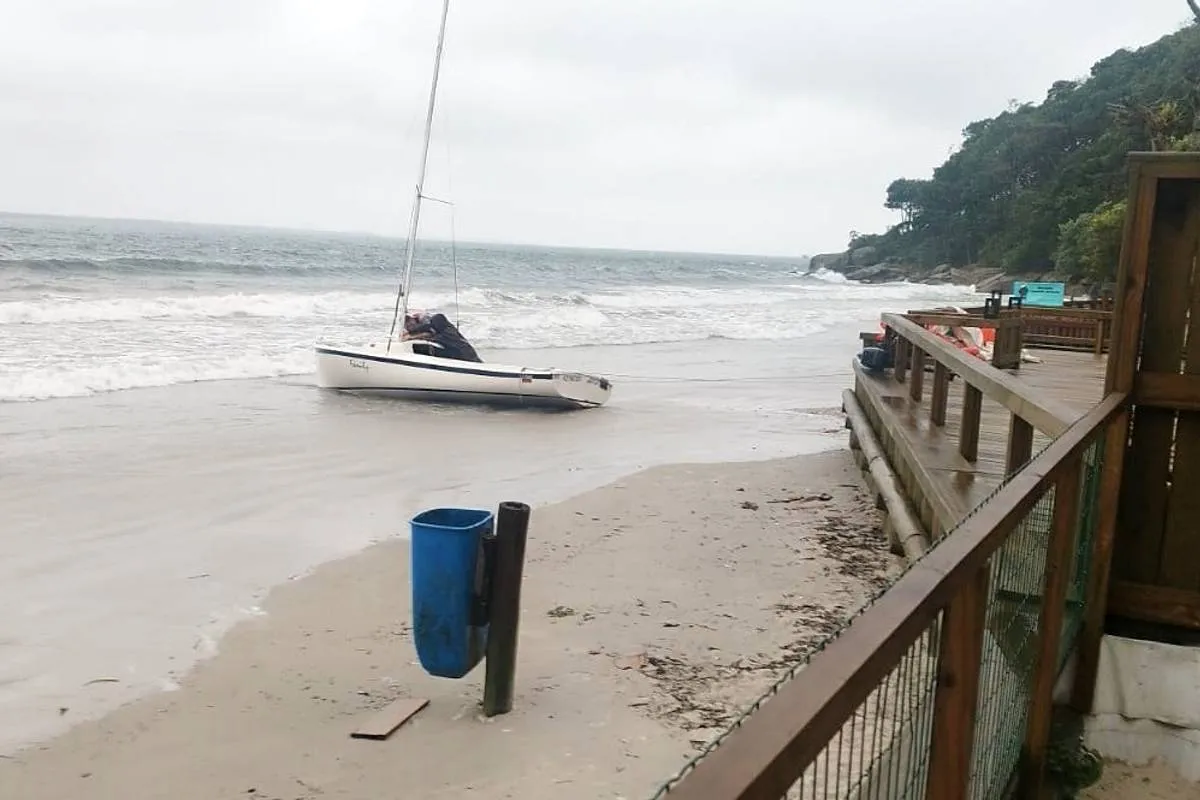 Imagem mostra um veleiro que naufragou na ilha do Mel.