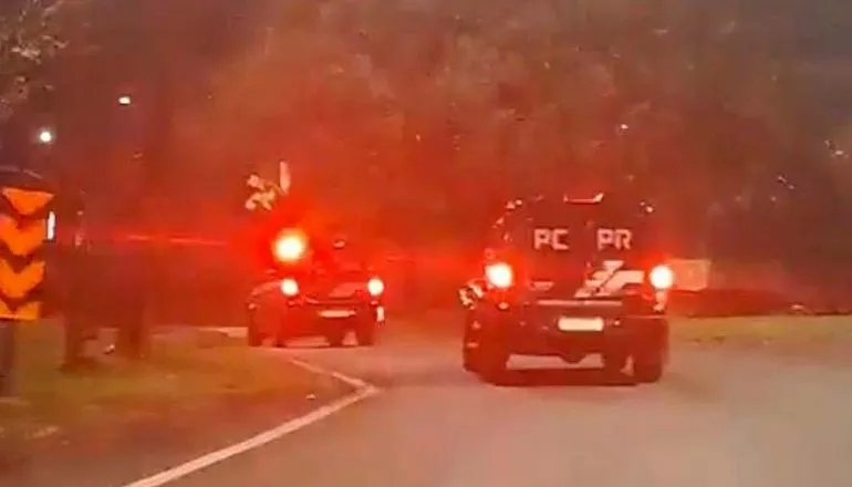 Na imagem, carros da PCPR na rua, durante a noite.