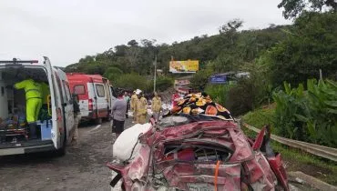 Acidente na BR-277 interdita rodovia e deixa feridos graves no litoral do Paraná