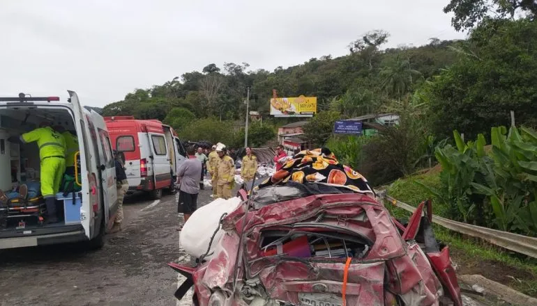 Acidente na BR-277 interdita rodovia e deixa feridos graves no litoral do Paraná