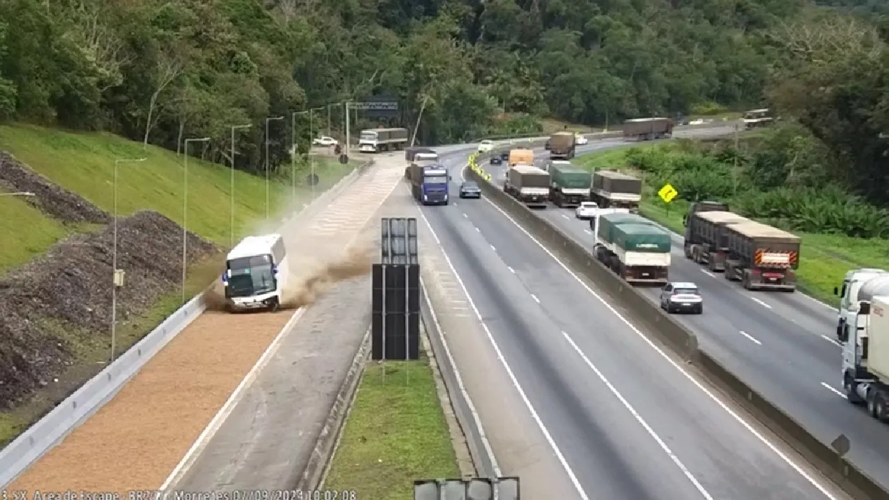 Ônibus usa área de escape na BR-277, Litoral do Paraná.