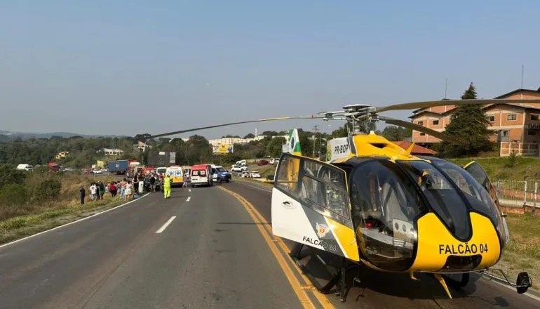 Helicóptero da Polícia Militar do Paraná, após pouso em rodovia.