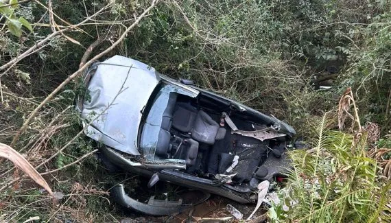 Grave acidente no Contorno Norte de Curitiba deixa três crianças feridas; carro caiu em ribanceira