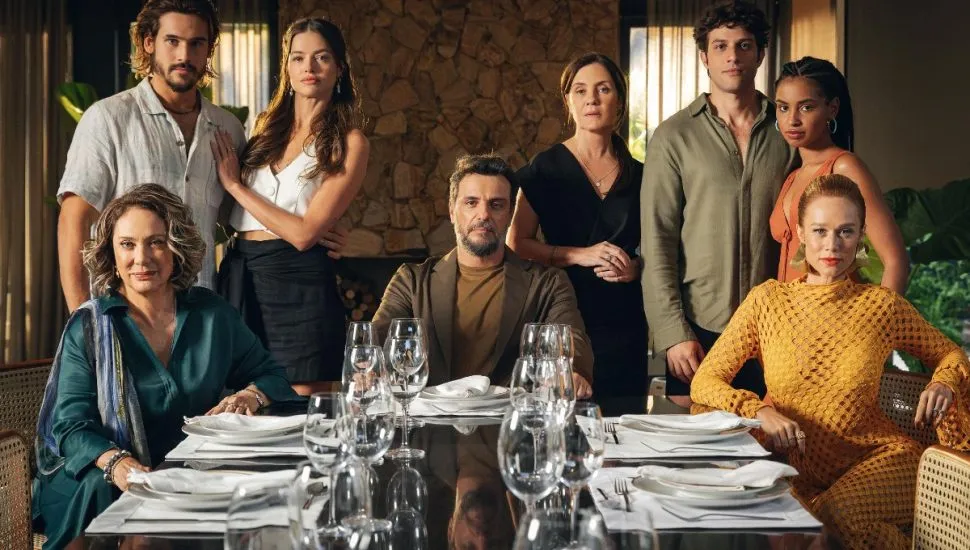 Na foto, as personagens da nova novela da Globo, em volta de uma mesa