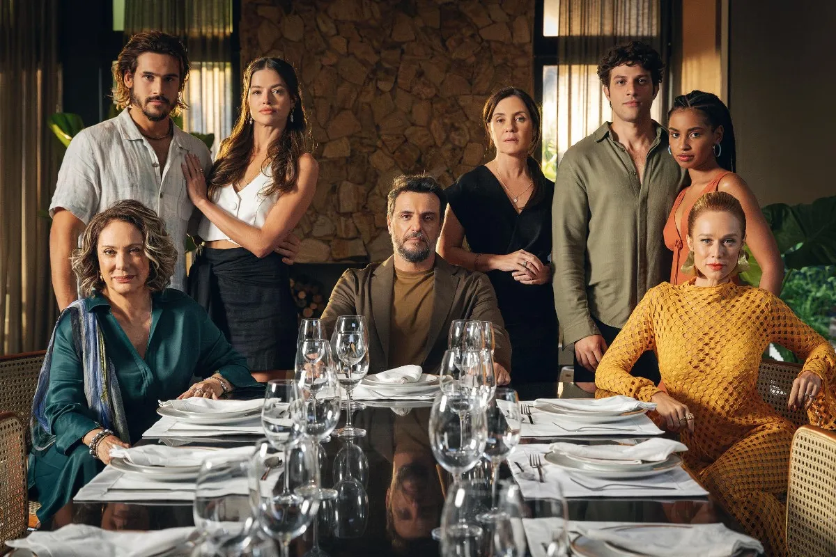 Na foto, as personagens da nova novela da Globo, em volta de uma mesa