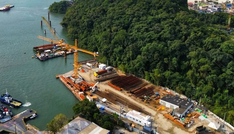 Imagem aérea do local de obras da Ponte de Guaratuba.