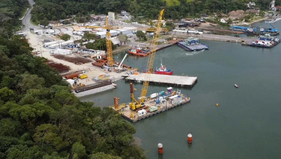 Imagem aérea do canteiro de obras da Ponte de Guaratuba.