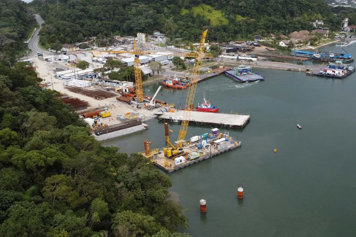 Imagem aérea do canteiro de obras da Ponte de Guaratuba.