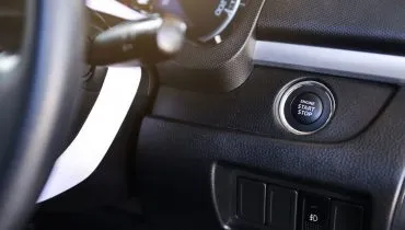 Na imagem, botão que liga um carro com sistema "keyless", sem chaves.