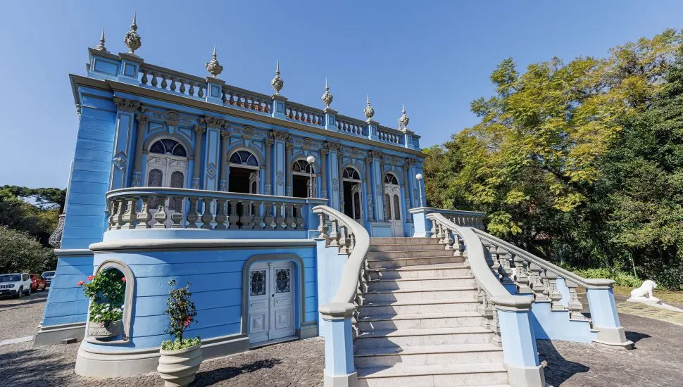 Na imagem, o prédio histórico do Palacete dos Leões