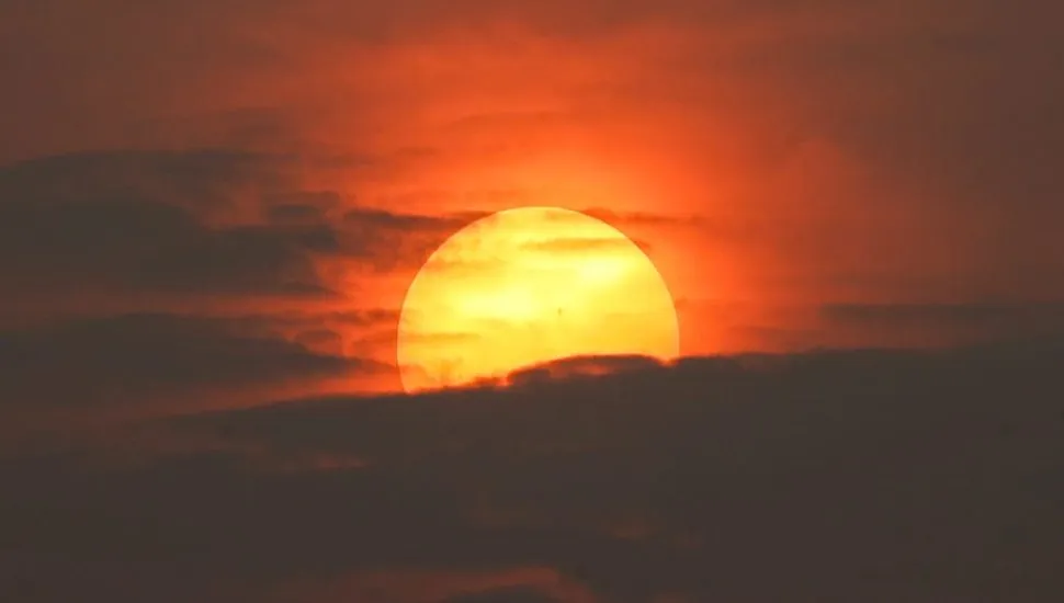 Pôr-do-sol em Curitiba com poluição.