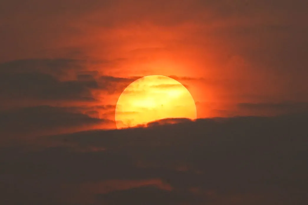 Pôr-do-sol em Curitiba com poluição.