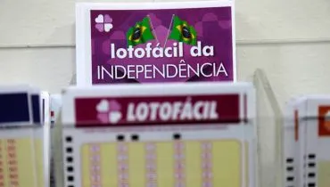 Imagem mostra um canhoto de apostas da Lotofácil e outro da Lotofácil da Independência.