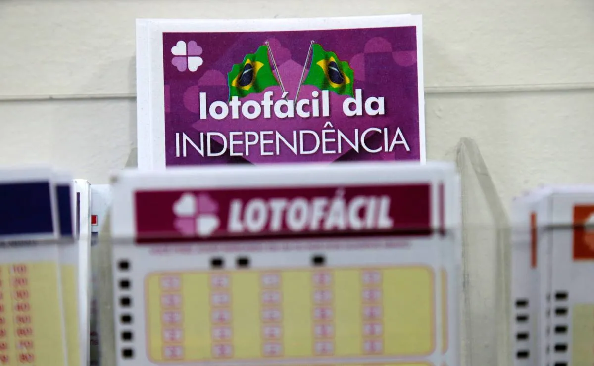 Imagem mostra um canhoto de apostas da Lotofácil e outro da Lotofácil da Independência.