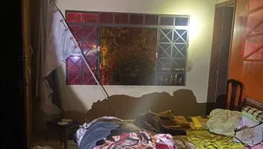 Idosa é resgatada pela janela enquanto casa pegava fogo na Grande Curitiba