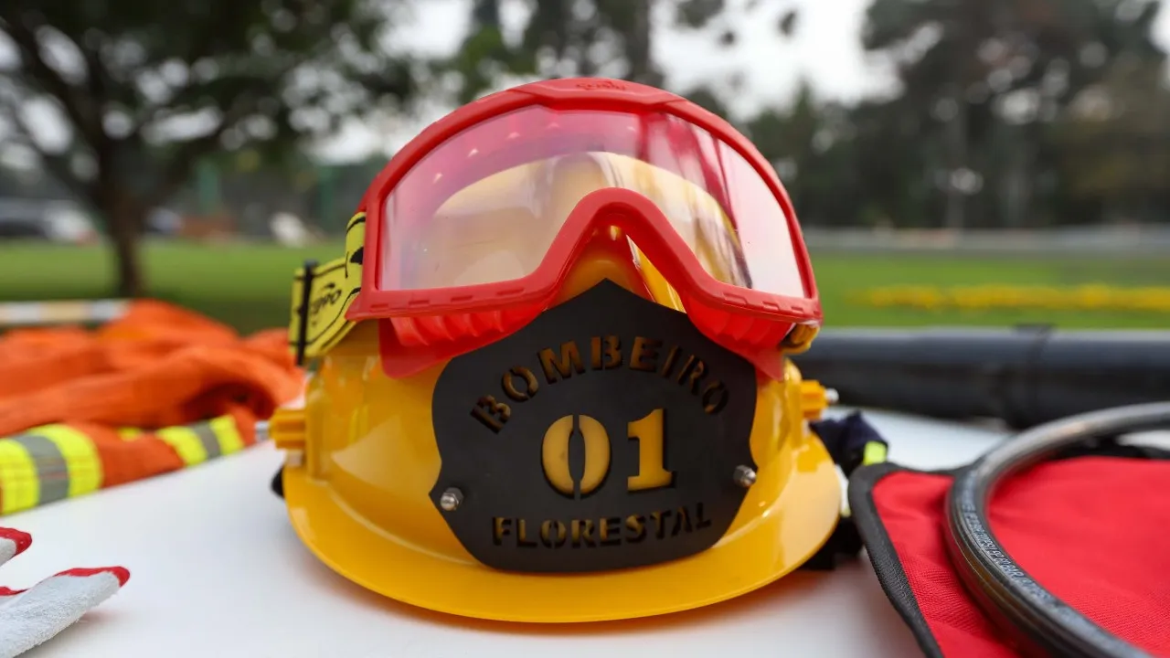 Imagem de um capacete de bombeiros florestais