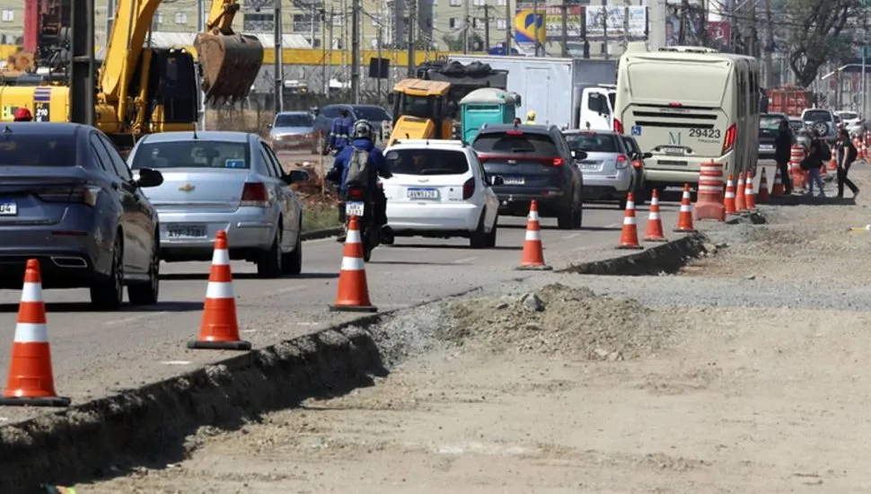 Imagem mostra um grande congestionamento em Curitiba.