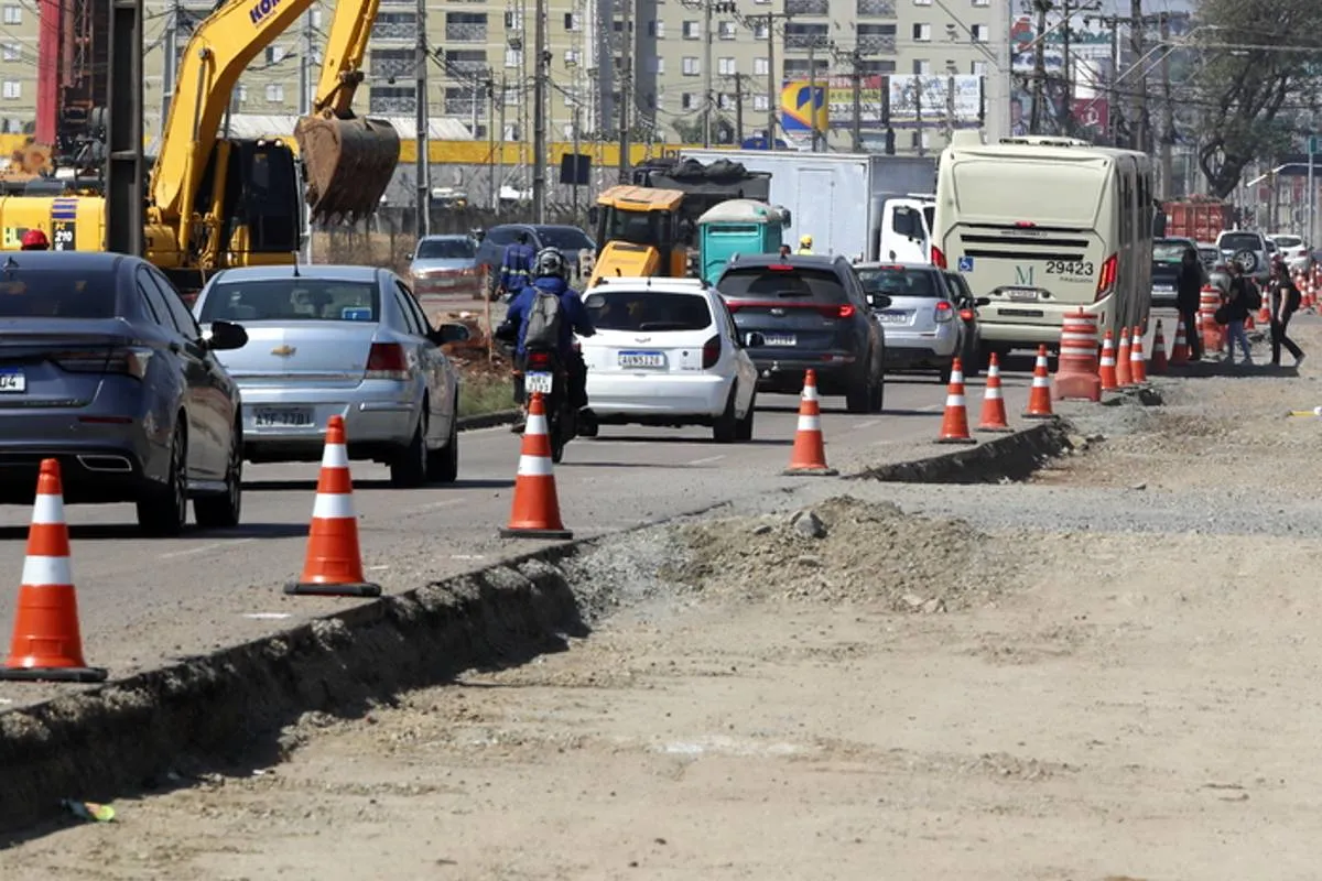 Imagem mostra um grande congestionamento em Curitiba.