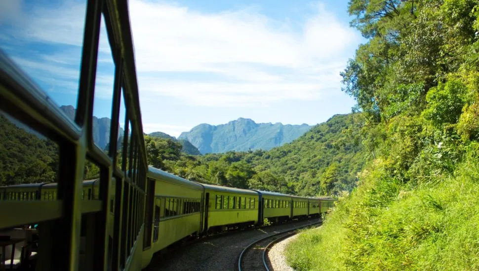 Viagem de trem Curitiba / Morrtes pela Serra Verde Express.