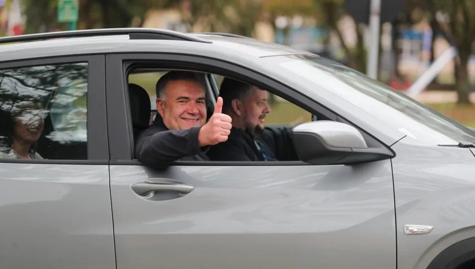 Candidato Ney Leprevost de dentro do carro.