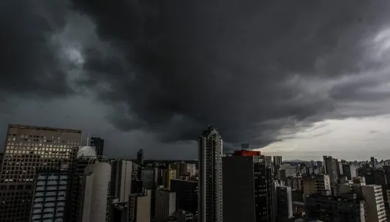 Tempestade pode atingir Curitiba e região nesta quinta-feira