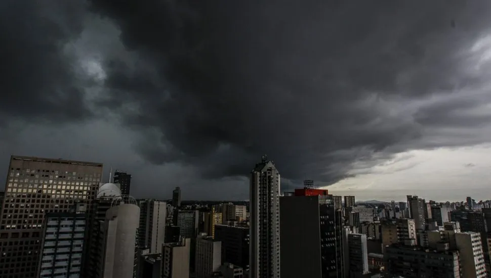 Na imagem, fotos de nuvens escuras de chuva, antes de um temporal