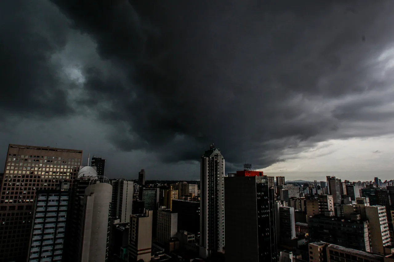 Na imagem, fotos de nuvens escuras de chuva, antes de um temporal