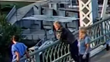 Imagem mostra Jon Bon Jovi em uma ponte conversando com uma mulher