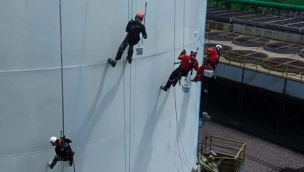 Alpinismo industrial é uma profissão promissora que exige um investimento inicial baixo em capacitação, especialmente quando comparado ao retorno significativo dos salários como profissional