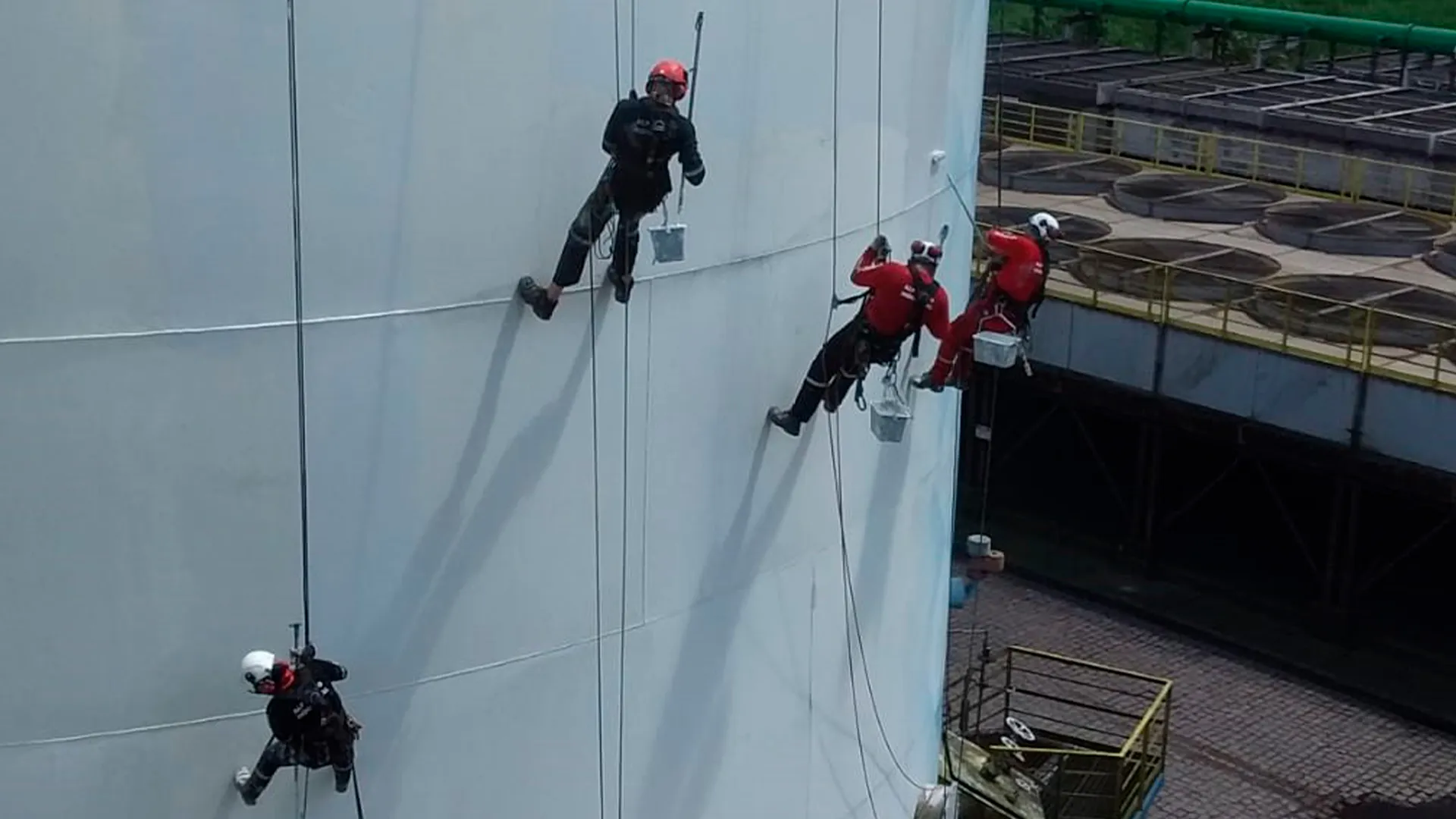 Alpinismo industrial é uma profissão promissora que exige um investimento inicial baixo em capacitação, especialmente quando comparado ao retorno significativo dos salários como profissional