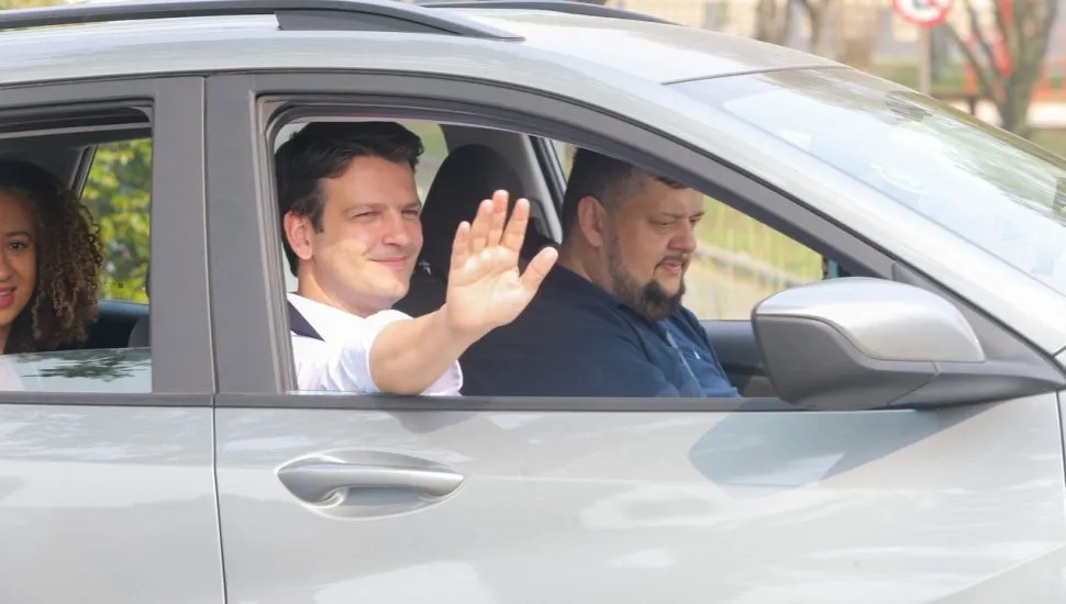 Eduardo Pimentel acena de dentro do carro.