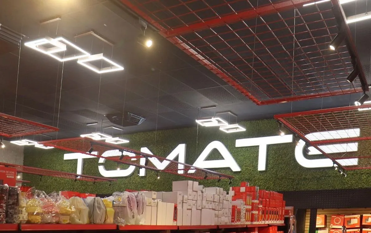 Imagem mostra prateleiras da loja e a logo escrito TOMATE