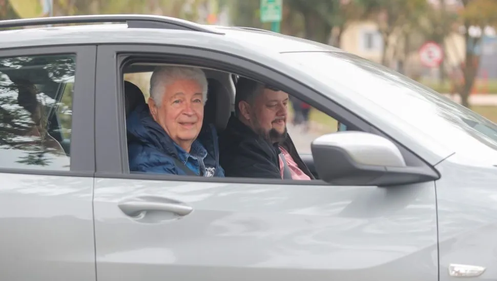 Roberto Requião da janela do carro.