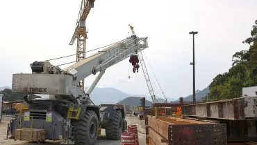 imagem mostra equipamentos usados na obra da Ponte de Guaratuba, inclusive um guindaste