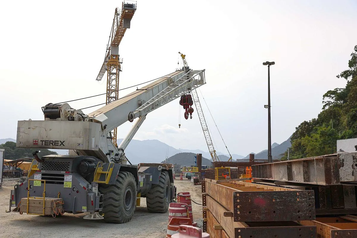 imagem mostra equipamentos usados na obra da Ponte de Guaratuba, inclusive um guindaste