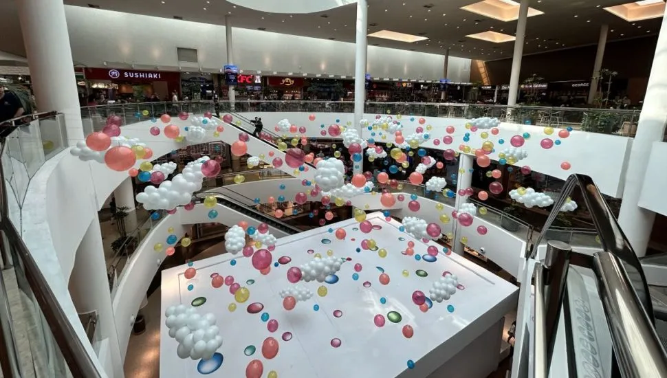 Imagem mostra espaço central do shopping Palladium todo decorado com centenas de balões