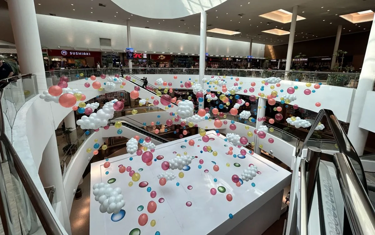 Imagem mostra espaço central do shopping Palladium todo decorado com centenas de balões