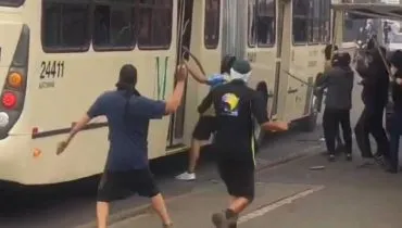 Ônibus é destruído por marginais durante emboscada em bairro de Curitiba; Vídeo!