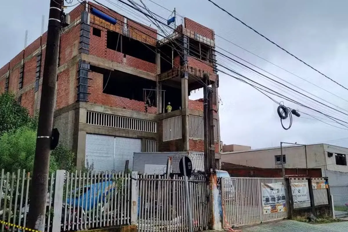 imagem mostra um prédio em construção em Curitiba.