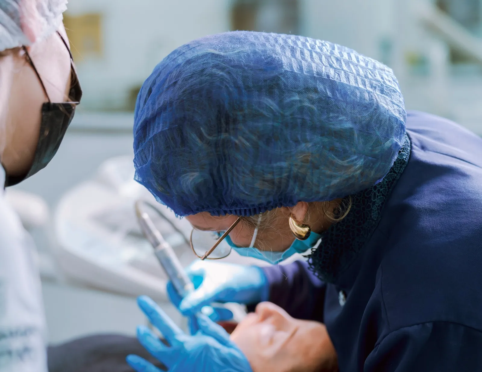 Paciente sendo atendido por um dentista.