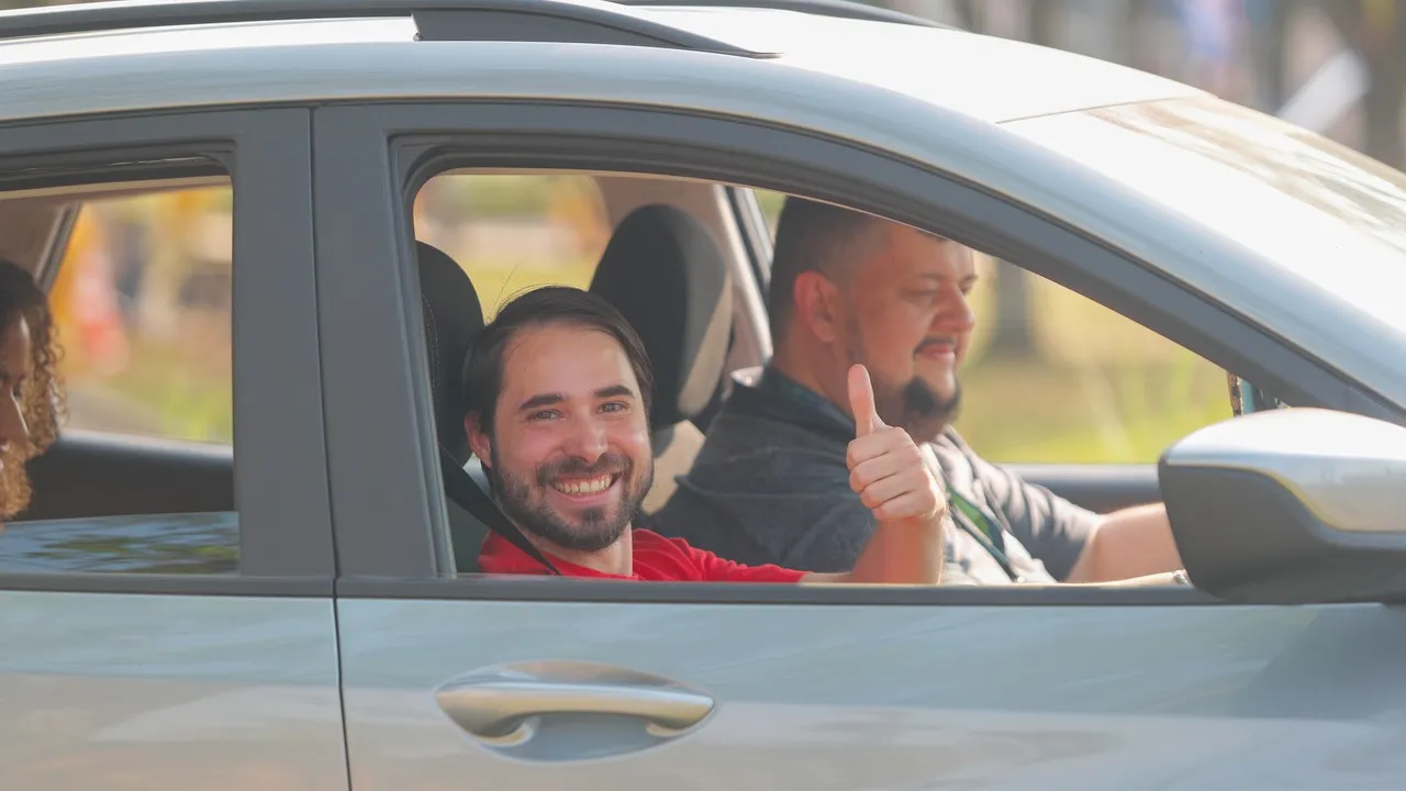 Felipe Bombardelli, de dentro do carro.